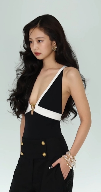 제니 샤넬 홀터넥, 골드 버튼 팬츠까지